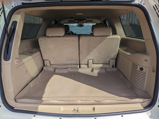 Photo of 2011 White Diamond Tricoat Chevrolet Suburban