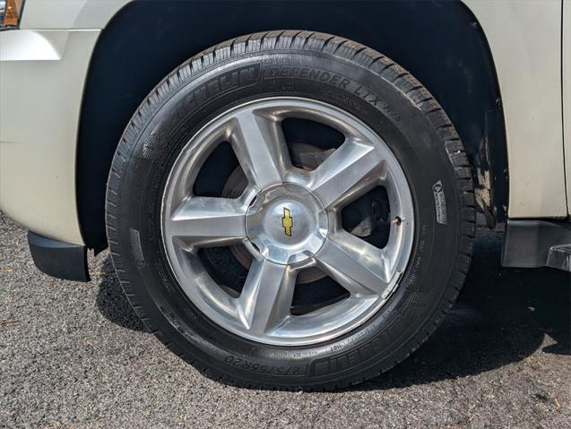 Photo of 2011 White Diamond Tricoat Chevrolet Suburban