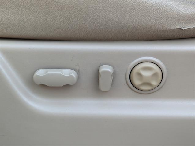 Photo of 2011 White Diamond Tricoat Chevrolet Suburban