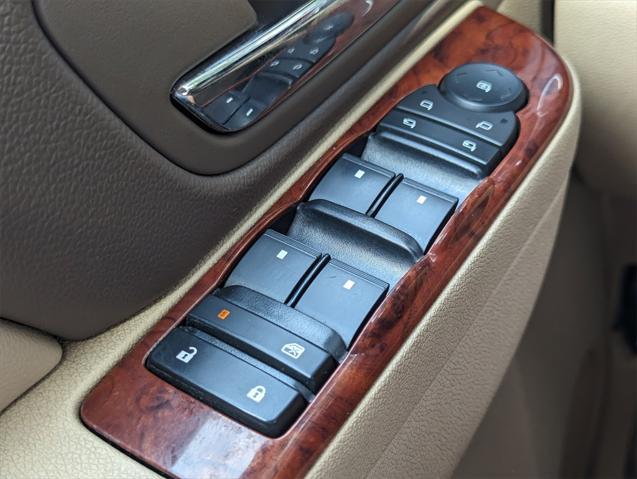 Photo of 2011 White Diamond Tricoat Chevrolet Suburban