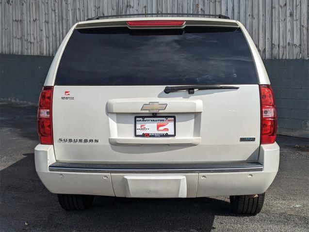 Photo of 2011 White Diamond Tricoat Chevrolet Suburban
