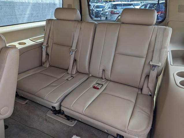 Photo of 2011 White Diamond Tricoat Chevrolet Suburban