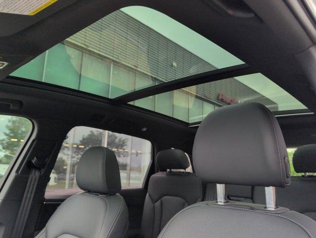 Photo of 2025 Glacier White Metallic Audi Q7