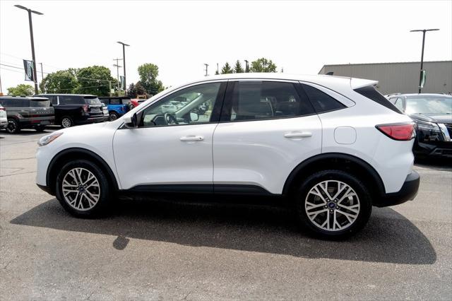Photo of 2022 Oxford White Ford Escape