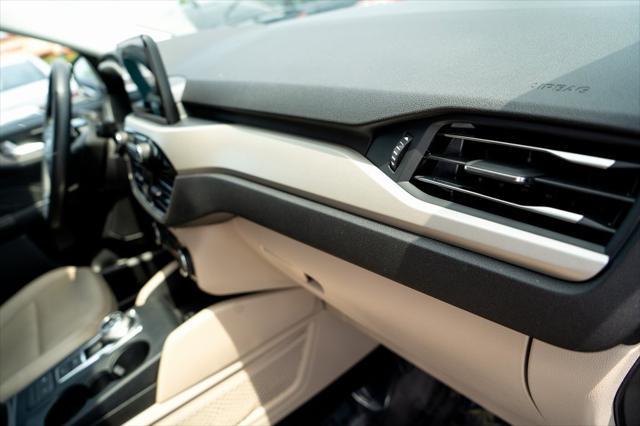 Photo of 2022 Oxford White Ford Escape