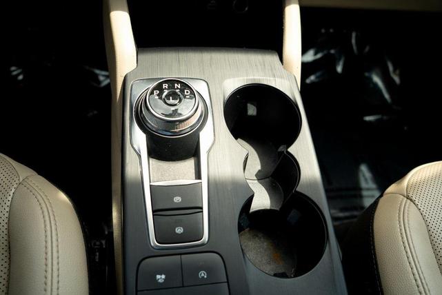 Photo of 2022 Oxford White Ford Escape