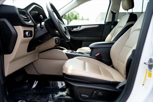 Photo of 2022 Oxford White Ford Escape