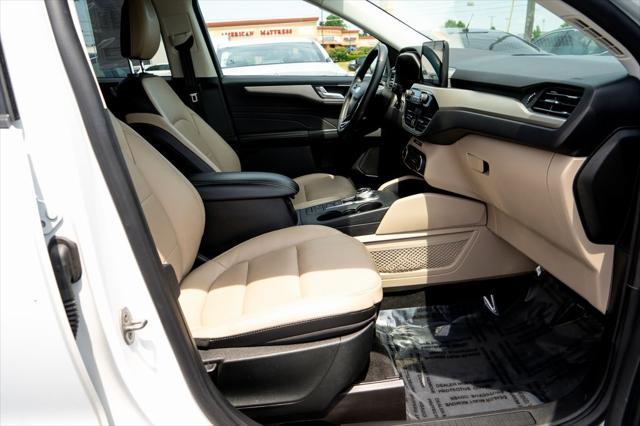 Photo of 2022 Oxford White Ford Escape