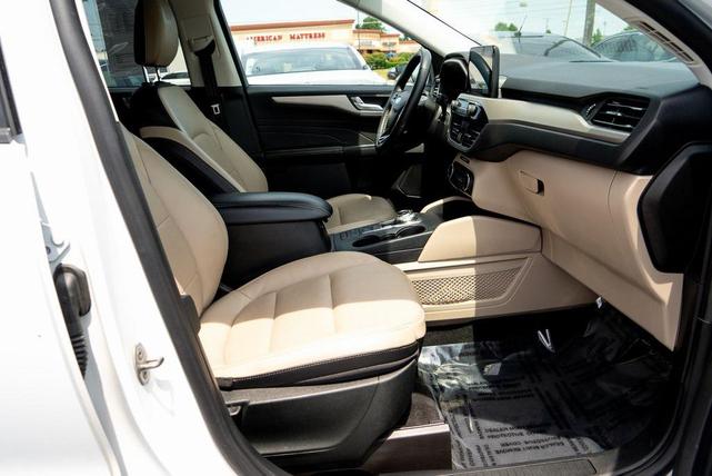 Photo of 2022 Oxford White Ford Escape