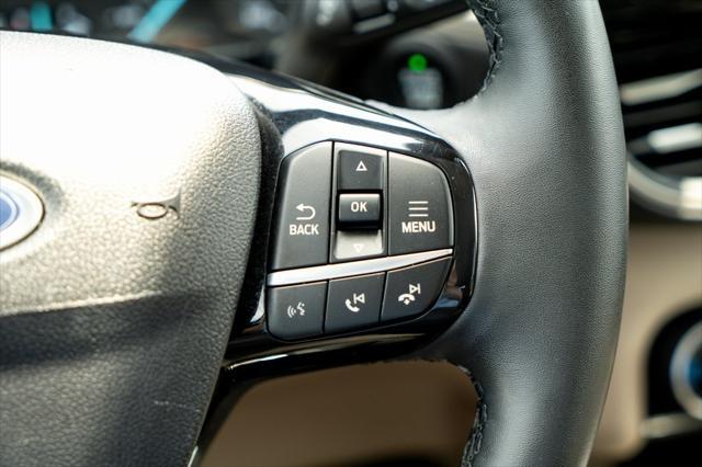Photo of 2022 Oxford White Ford Escape