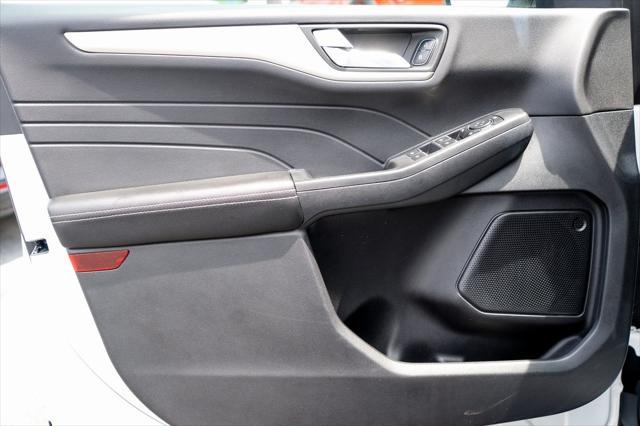 Photo of 2022 Oxford White Ford Escape