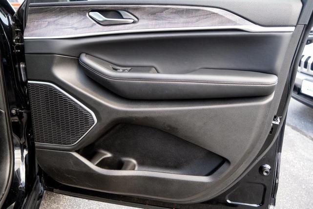 Photo of 2022 Diamond Black Crystal Pearlcoat Jeep Grand Cherokee L