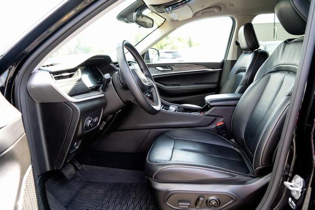 Photo of 2022 Diamond Black Crystal Pearlcoat Jeep Grand Cherokee L