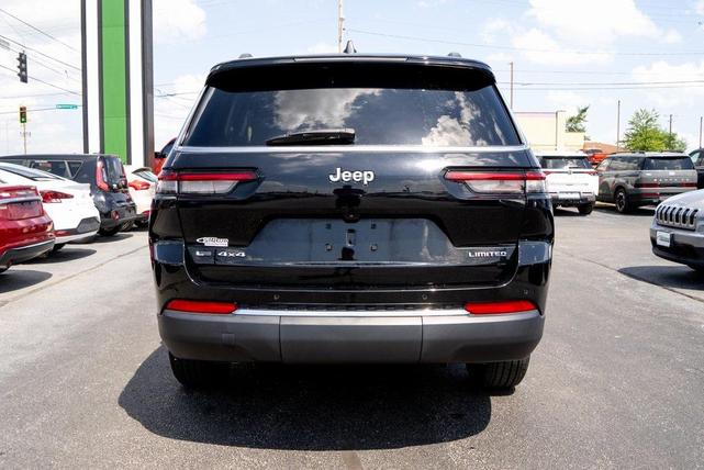 Photo of 2022 Diamond Black Crystal Pearlcoat Jeep Grand Cherokee L