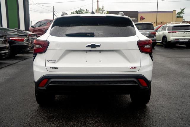 Photo of 2024 Summit White Chevrolet Trax