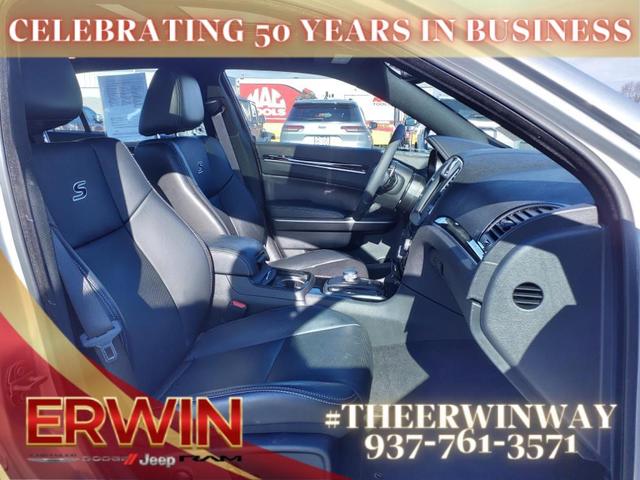 Photo of 2023 Granite Crystal Metallic Clearcoat Chrysler 300