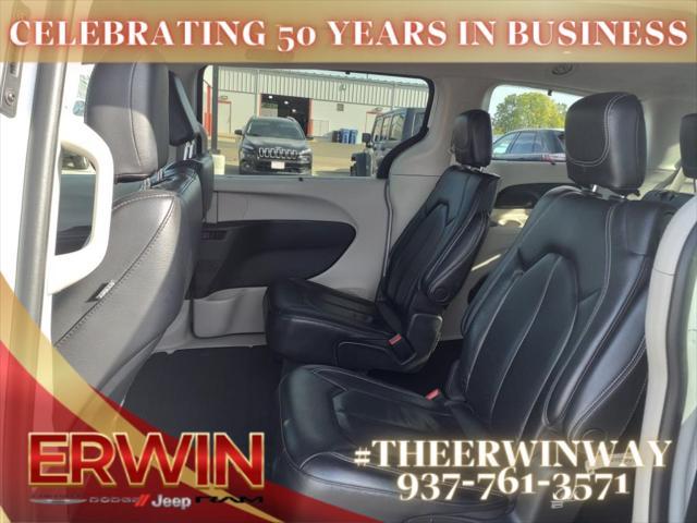 Photo of 2022 Bright White Clearcoat Chrysler Pacifica