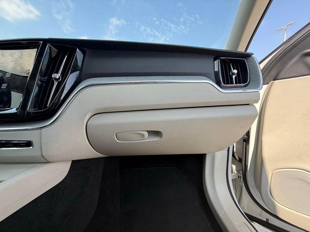 Photo of 2024 Crystal White Metallic Volvo XC60