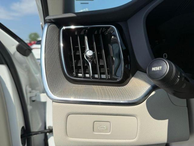 Photo of 2024 Crystal White Metallic Volvo XC60