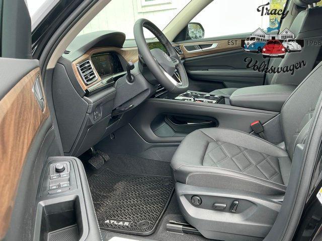 Photo of 2025 Deep Black Pearl Volkswagen Atlas