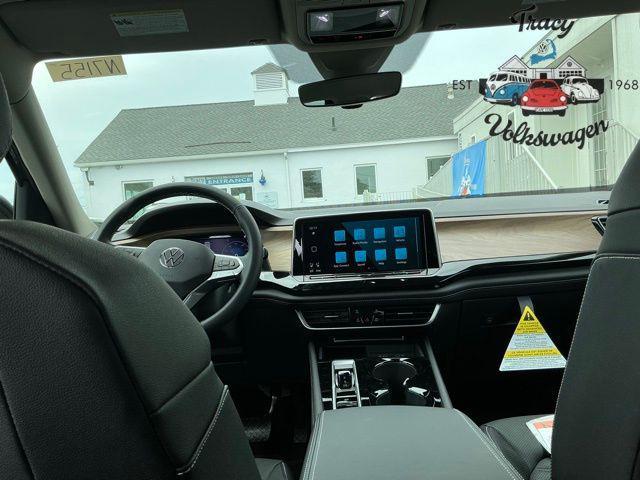 Photo of 2025 Deep Black Pearl Volkswagen Atlas