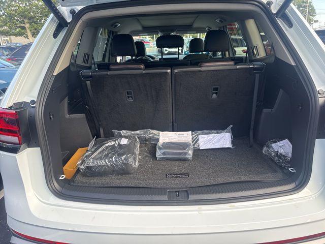 Photo of 2025 Pure White Volkswagen Atlas