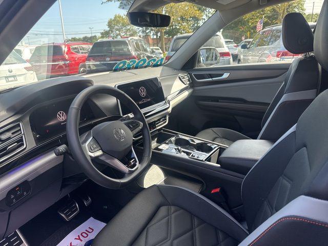 Photo of 2025 Pure White Volkswagen Atlas