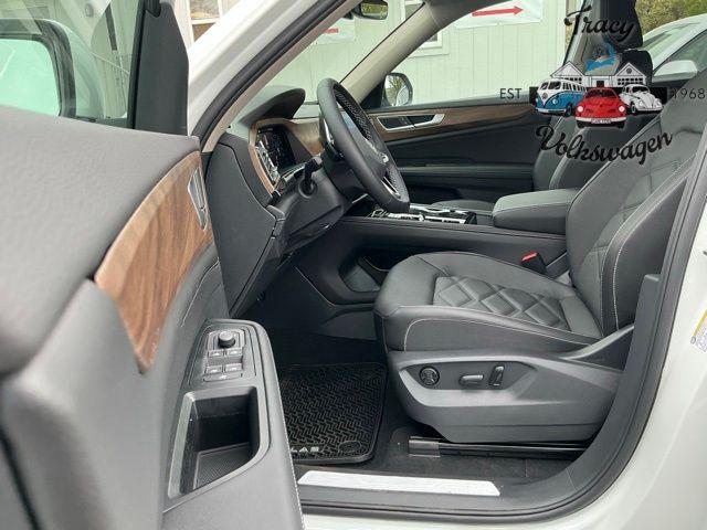 Photo of 2025 Pure White Volkswagen Atlas