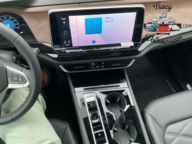 Photo of 2025 Pure White Volkswagen Atlas