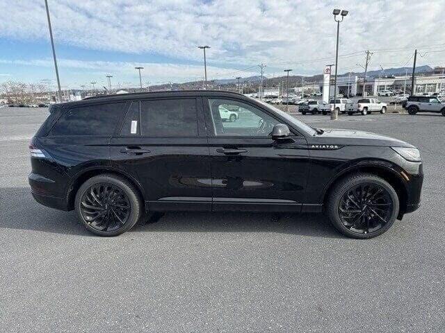 Photo of 2025 Infinite Black Metallic Clearcoat Lincoln Aviator