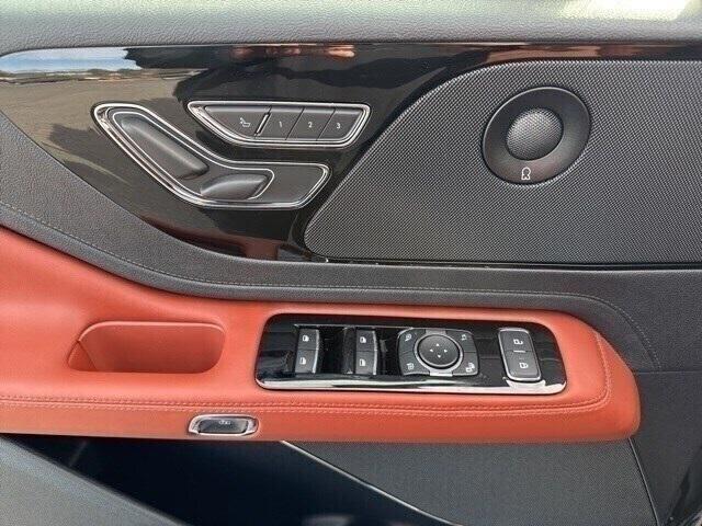 Photo of 2025 Infinite Black Metallic Clearcoat Lincoln Aviator