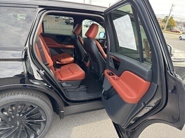 Photo of 2025 Infinite Black Metallic Clearcoat Lincoln Aviator