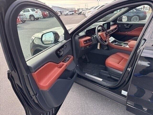 Photo of 2025 Infinite Black Metallic Clearcoat Lincoln Aviator