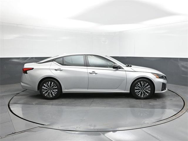 Photo of 2024 Brilliant Silver Metallic Nissan Altima
