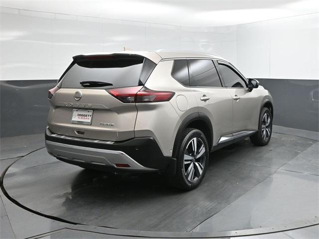 Photo of 2023 Champagne Silver Nissan Rogue