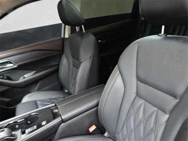 Photo of 2023 Champagne Silver Nissan Rogue