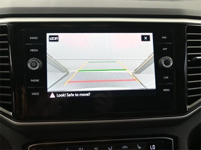 Photo of 2023 Opal White Pearl Effect Volkswagen Atlas