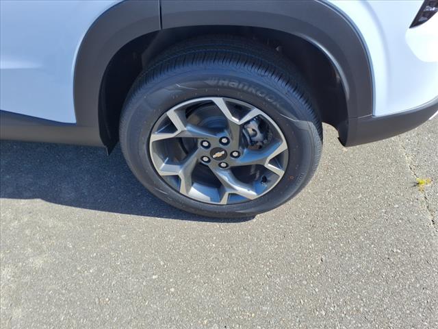 Photo of 2025 Summit White Chevrolet Trax