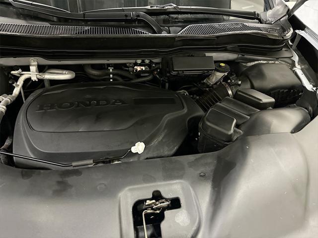 Photo of 2021 Lunar Silver Metallic Honda Pilot