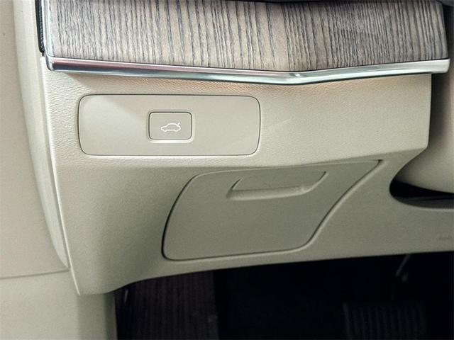 Photo of 2023 Crystal White Metallic Volvo XC90