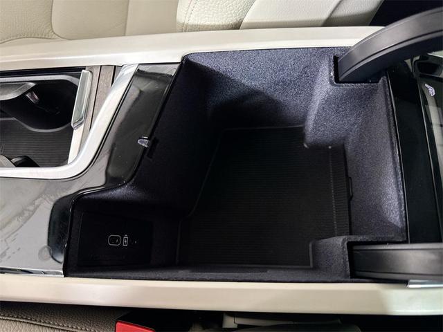 Photo of 2023 Crystal White Metallic Volvo XC90