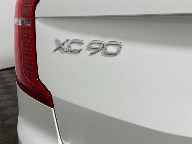 Photo of 2023 Crystal White Metallic Volvo XC90