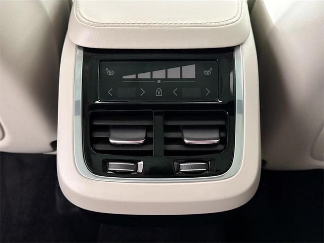Photo of 2023 Crystal White Metallic Volvo XC90