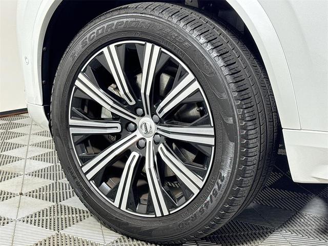 Photo of 2023 Crystal White Metallic Volvo XC90