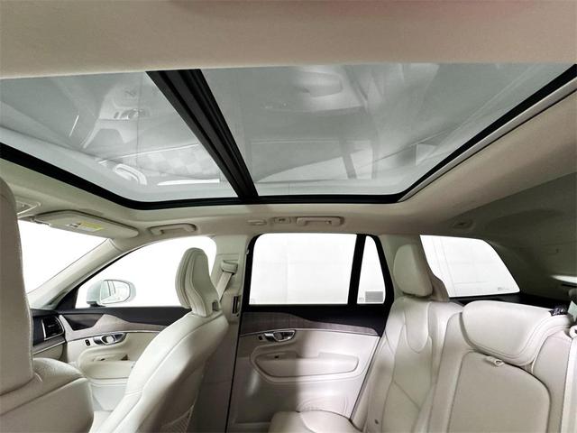 Photo of 2023 Crystal White Metallic Volvo XC90