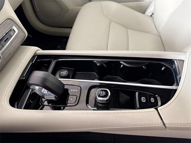 Photo of 2023 Crystal White Metallic Volvo XC90