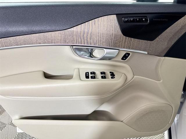 Photo of 2023 Crystal White Metallic Volvo XC90