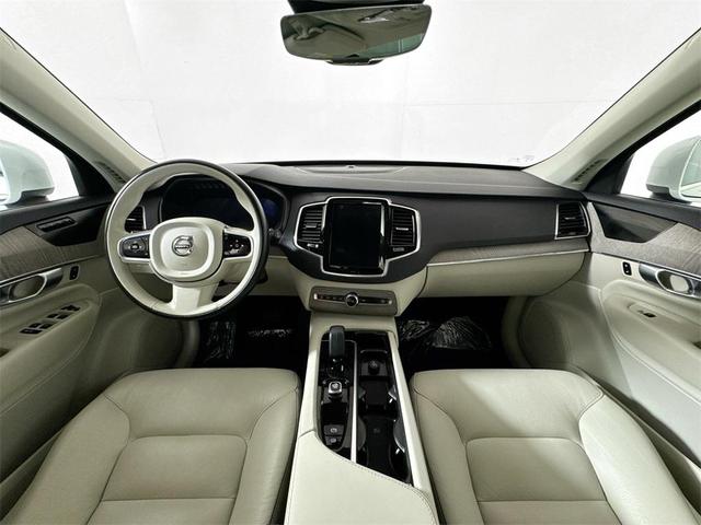 Photo of 2023 Crystal White Metallic Volvo XC90