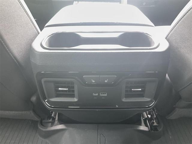 Photo of 2024 Summit White GMC Sierra 1500