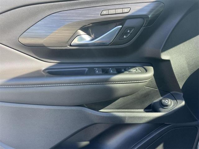 Photo of 2023 Summit White GMC Terrain